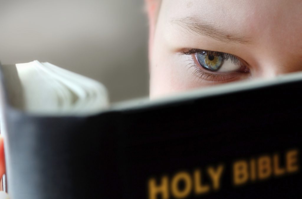 Nejde o to, aby sme všade so sebou nosili Bibliu. Ide o to, aby sme svietili svetlom Božej lásky