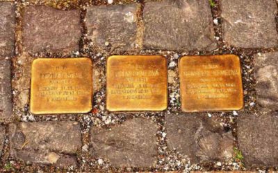 Kamene zmiznutých osadili pred domom podporovateľa evanjelickej cirkvi. Majú pripomínať obete holokaustu