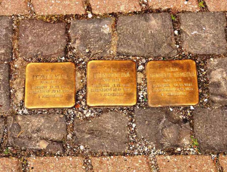 Kamene zmiznutých osadili pred domom podporovateľa evanjelickej cirkvi. Majú pripomínať obete holokaustu