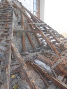 Obnova klampiarskych výrobkov a náterov strechy evanjelického a. v. kostola v Nižnom Skálniku (Obnova strechy). Stav po odkrytí plechu