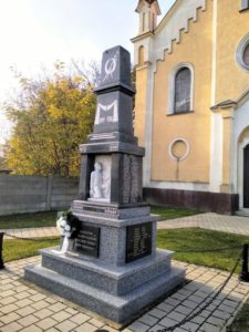 Pomníky obetiam z I. a II. svetovej vojny pred evanjelickým kostolom