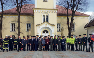 Na spomienke v Liptovskom Mikuláši sa zúčastnili príslušníci všetkých záchranárskych zložiek štátu. Foto: facebook.com/policiaslovakia