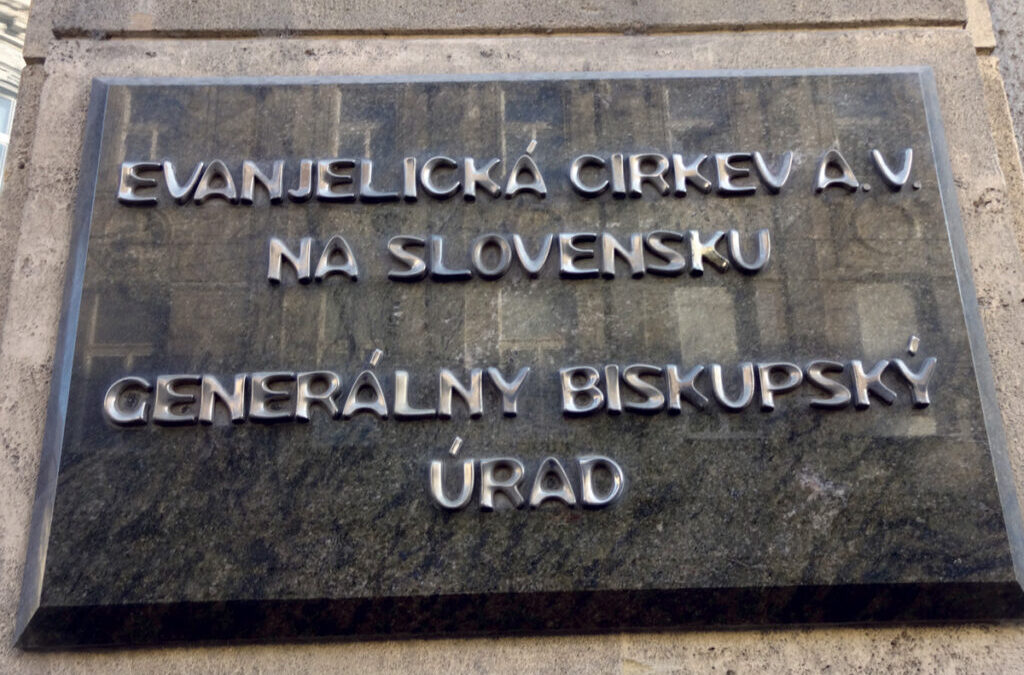 Cirkev šetrí na farároch, no biskupské úrady žijú v blahobyte